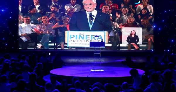 Foto: El candidato presidencial Sebastián Piñera en pantalla durante su acto de cierre de campaña en Santiago, el 14 de diciembre de 2017. (Reuters)