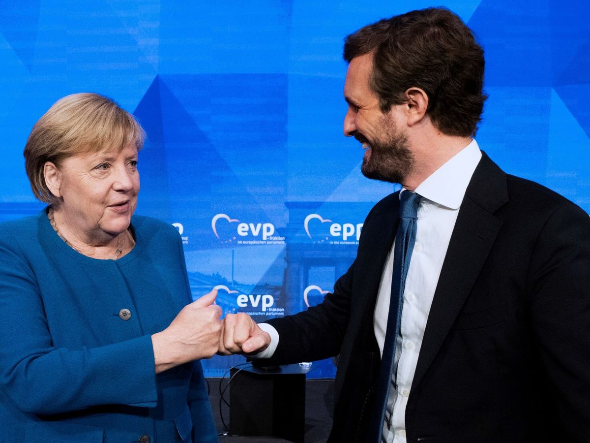 Foto: El líder del Partido Popular, Pablo Casado, saluda a la canciller alemana, Angela Merkel. (EFE)