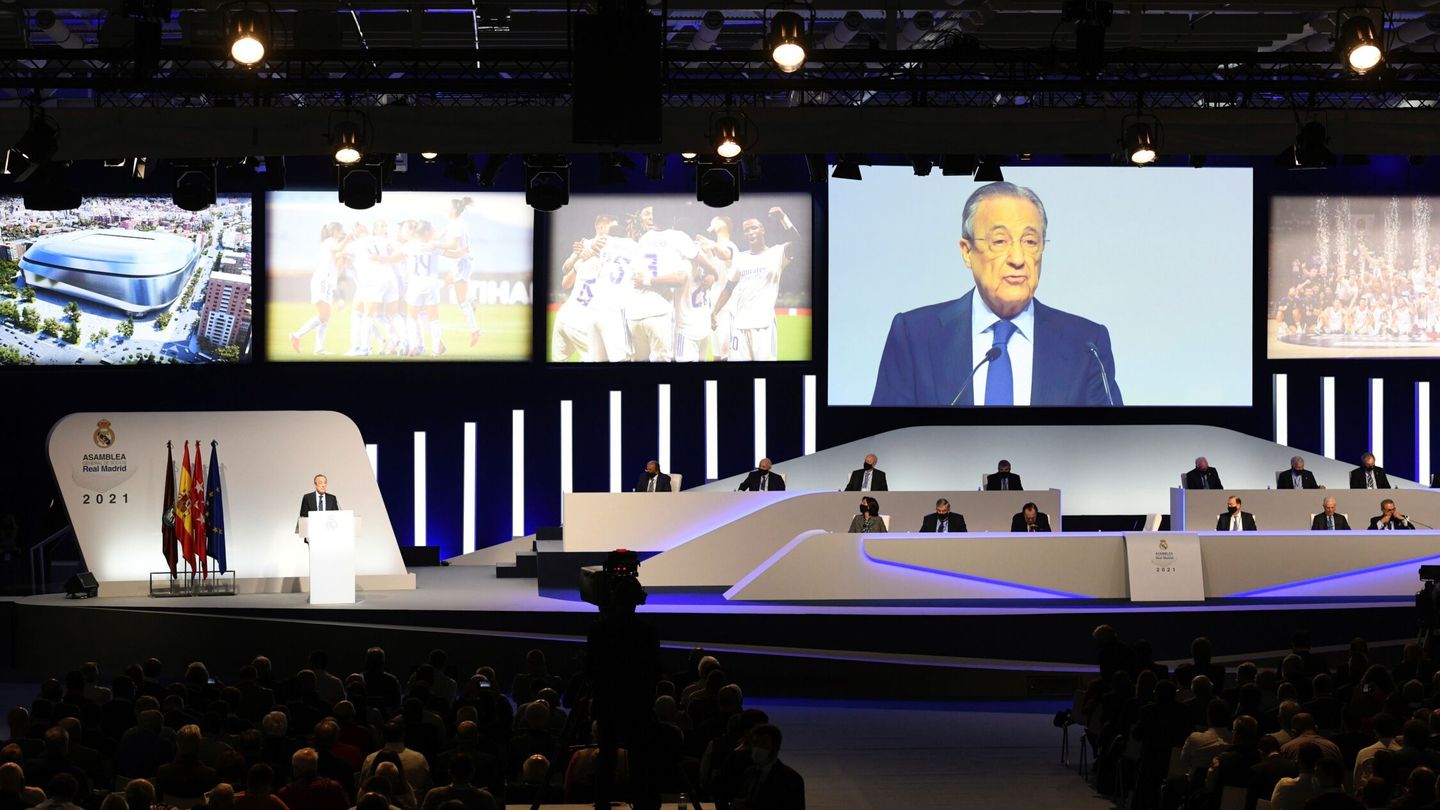 Florentino Pérez durante las asambleas ordinaria y extraordinaria de socios representantes del Real Madrid de 2021. (EFE/Víctor Lerena) 