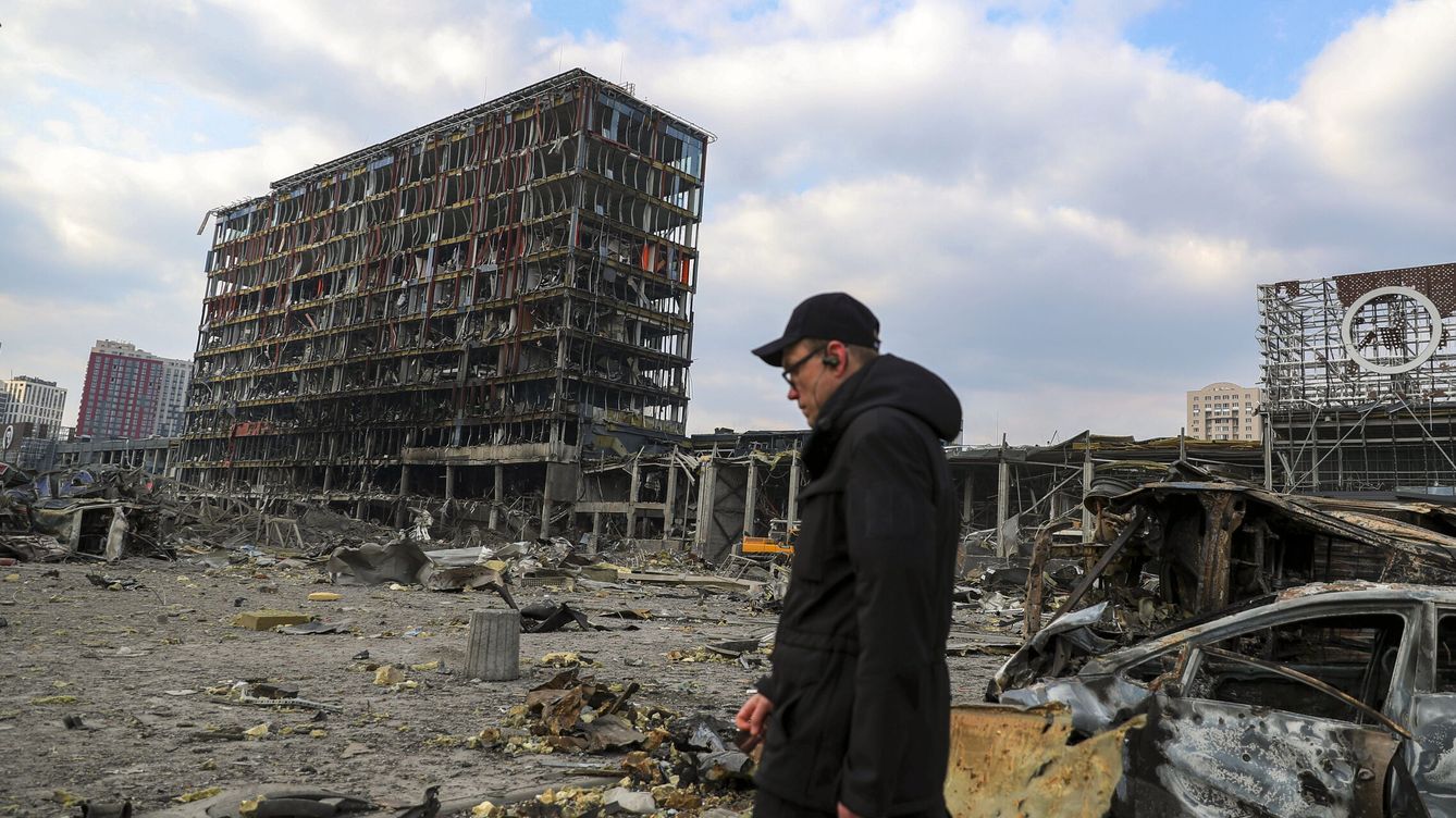Foto: Un hombre pasea por una zona de Kiev en ruinas. (EFE EPA/NUNO VEIGA)