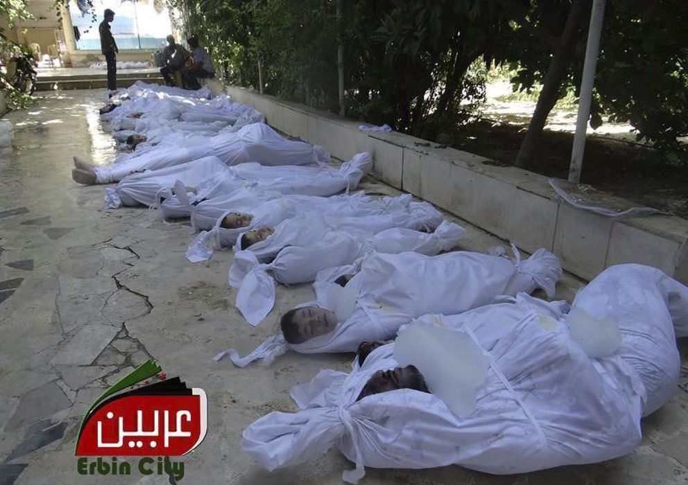 Foto: Fotografía facilitada por el Comité Local de Arbeen que muestra los cuerpos sin vida de varios sirios tras un supuesto ataque con gases tóxicos. 