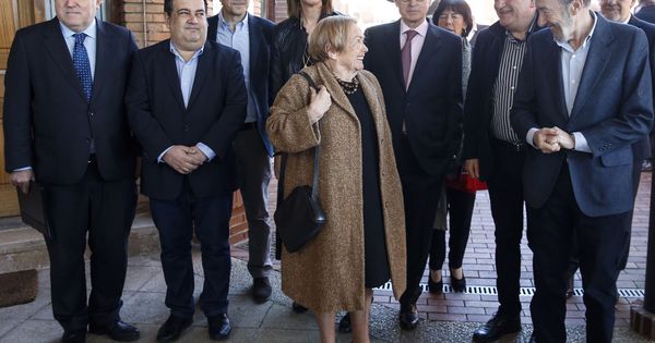 Foto: El ex secretario general del PSOE Alfredo Pérez Rubalcaba (d) conversa con María Teresa Castells. (EFE) 