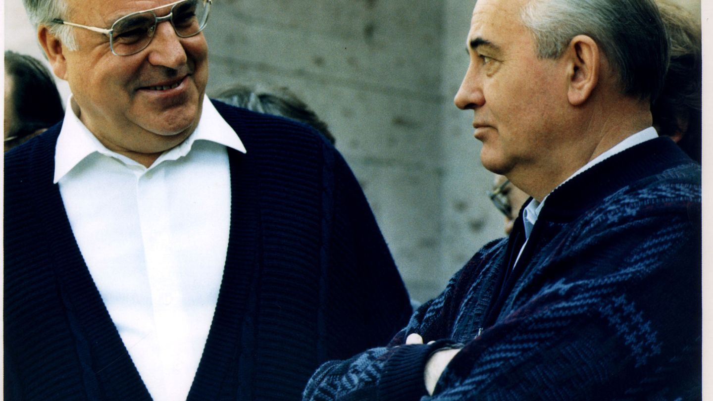 Helmut Kohl (izquierda) junto a Gorbachov en 1990 (REUTERS) 