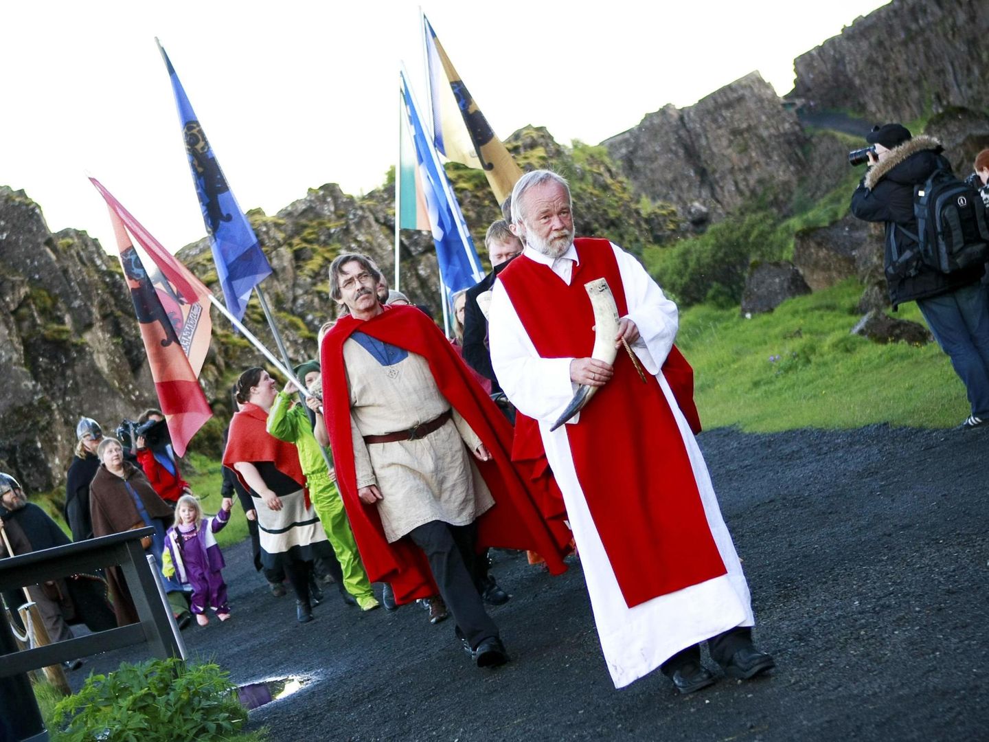 Una procesión de miembros de la Ásatrú cerca de Reikiavik (Reuters)