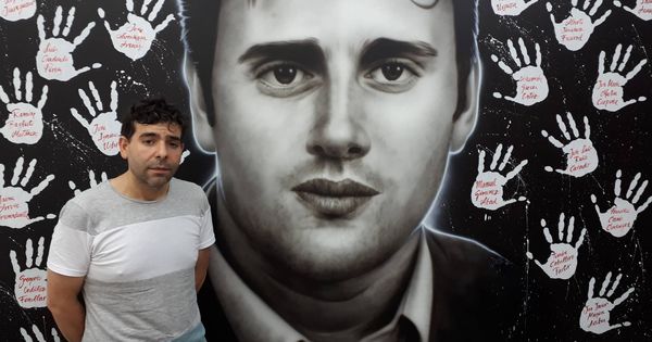 Foto: El presidente del PP de Ermua, Javier Sánchez, ante el mural en homenaje a Miguel Ángel Blanco que preside la sede del partido en esta localidad. (J. M. A.)
