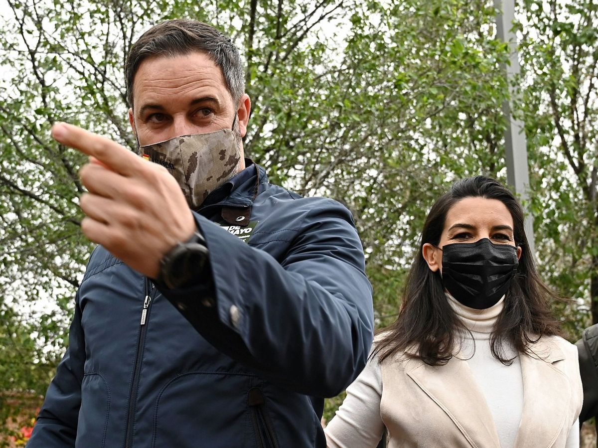 Foto: El presidente de Vox, Santiago Abascal, interviene en un acto de campaña junto a la candidata a la Comunidad de Madrid, Rocío Monasterio. (EFE)