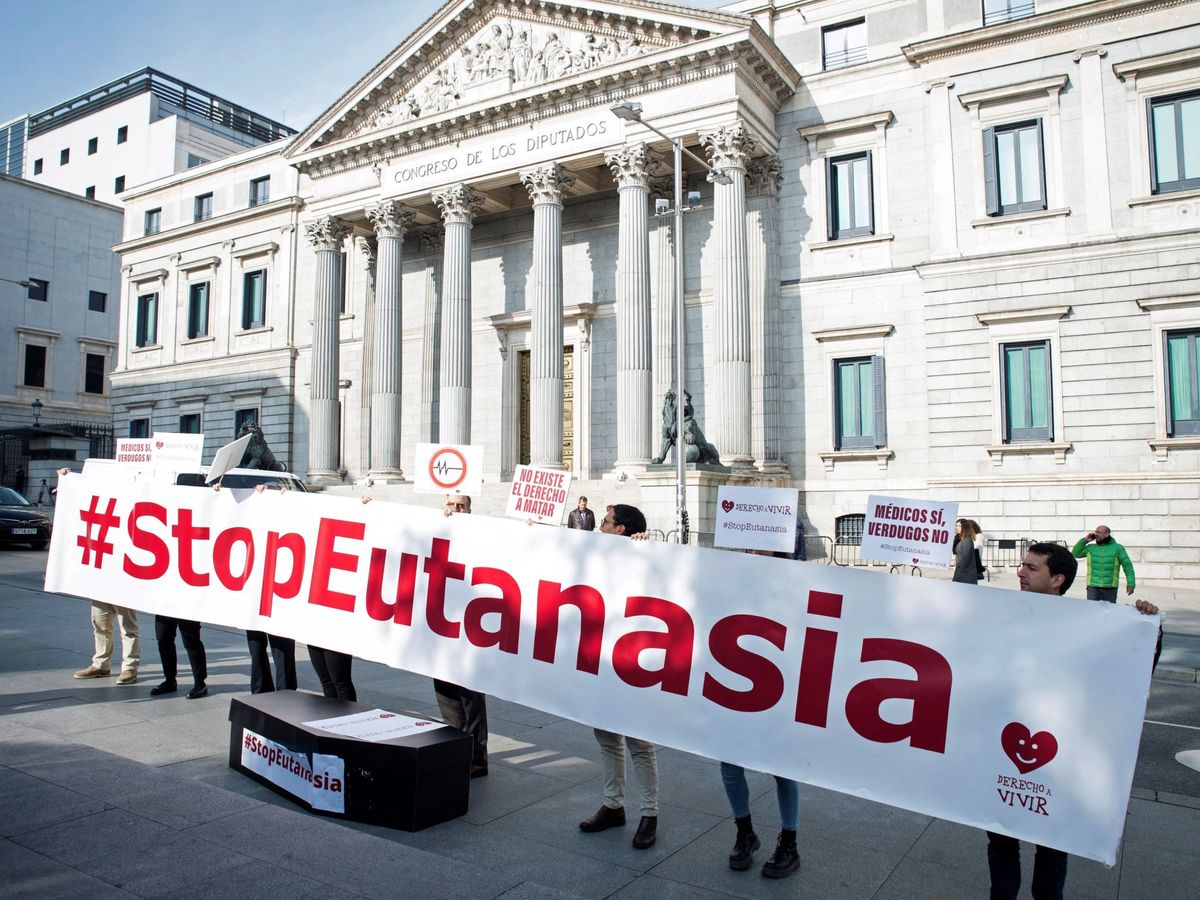 Foto: Protesta contra la ley de eutanasia frente al Congreso. (EFE)