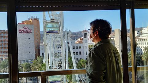 Miradas indiscretas y cortes de mangas: una noria gigante solivianta a un edificio de Almería