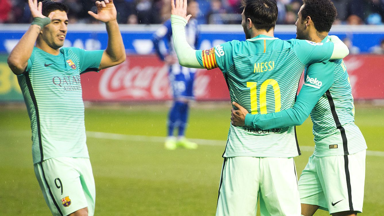 Foto: Luis Suárez, Messi y Neymar celebran un gol en Vitoria. (EFE)
