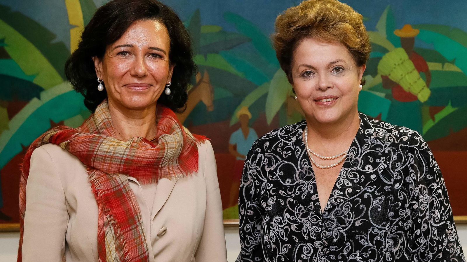 Foto: Ana Botín, presidenta del Banco Santander (i) junto a Dilma Rousseff, presidenta de Brasil (d) en una imagen de archivo. (EFE)