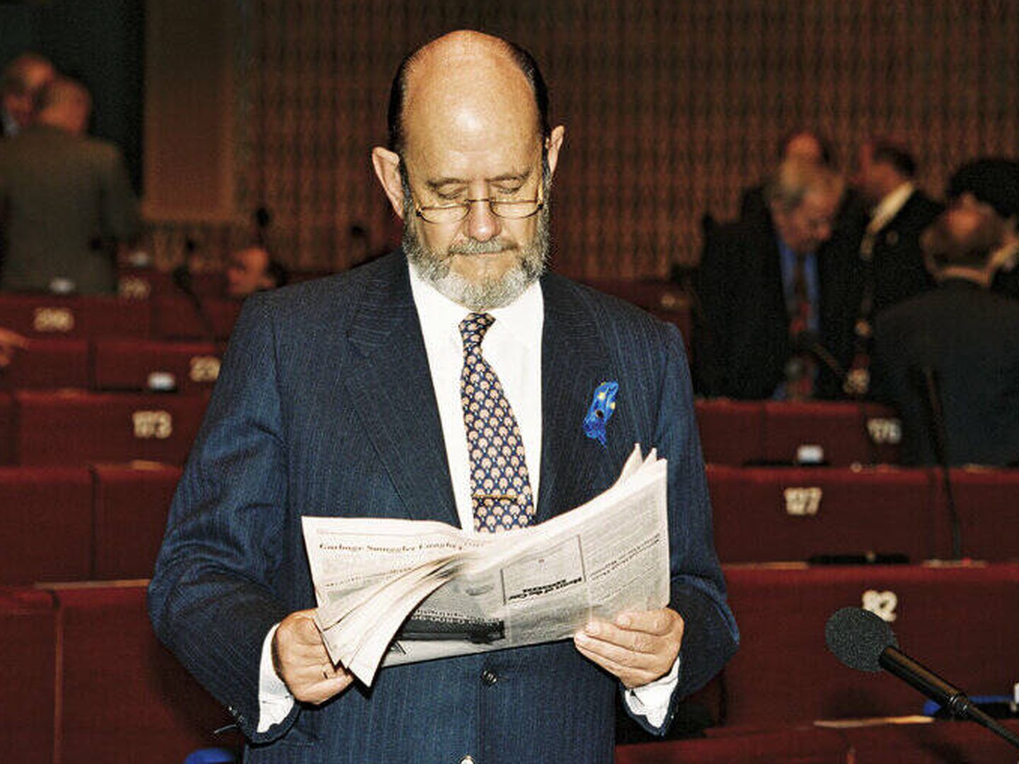 Gil-Robles lee la prensa antes de una votación en la Eurocámara. (Parlamento Europeo)
