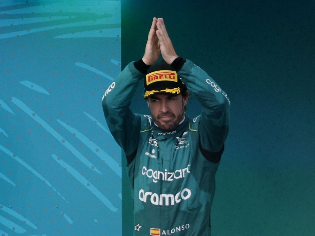 Foto: Fernando Alonso, en el podio del GP de Miami. (Reuters/Marco Bello)
