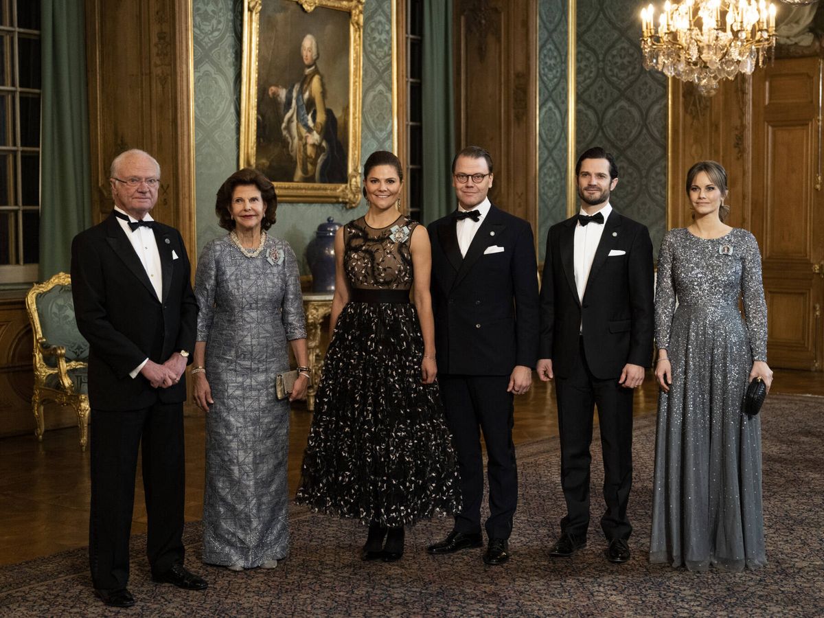 Foto: La familia real sueca, en la cena de gala por el jubileo del rey Carlos Gustavo. (Gtres)