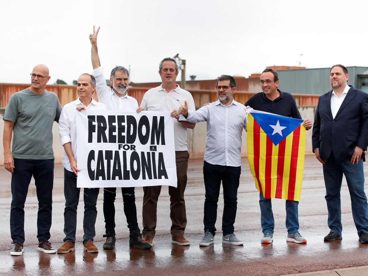Foto: Oriol Junqueras, Joaquim Forn, Josep Rull, Raul Romeva, Jordi sanchez y Jordi Cuixart tras su salida de prisión el pasado junio. (Reuters)