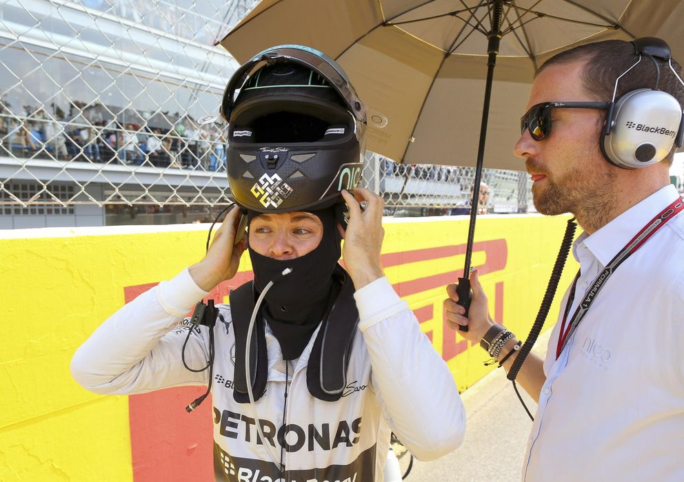 Foto: Nico Rosberg y el símbolo tibetano de su casco (Reuters).