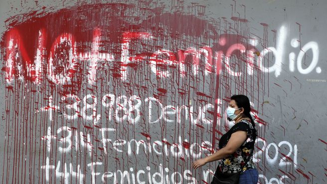 Foto de Denuncian feminicidios pintando las paredes