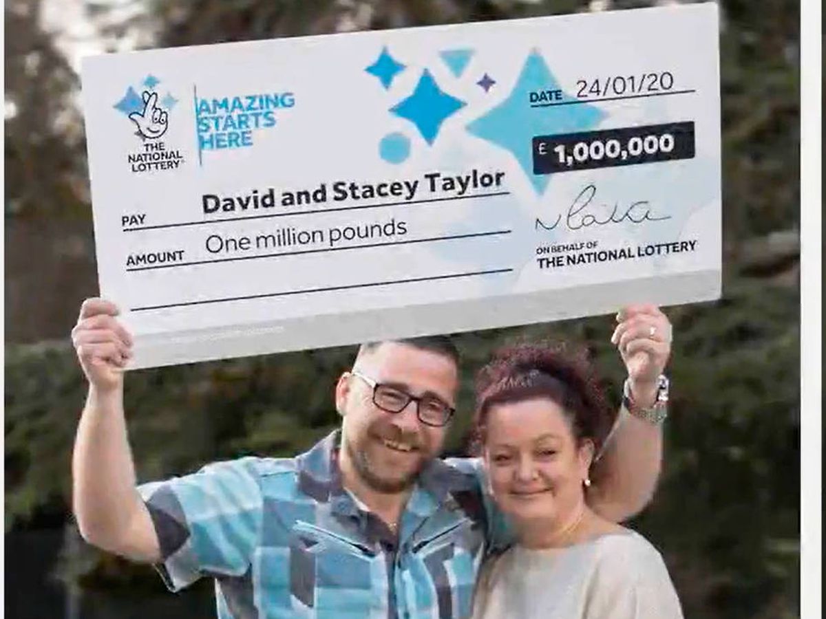 Foto: Stacey y David Taylor, felices con su millón de libras (Foto: YouTube)