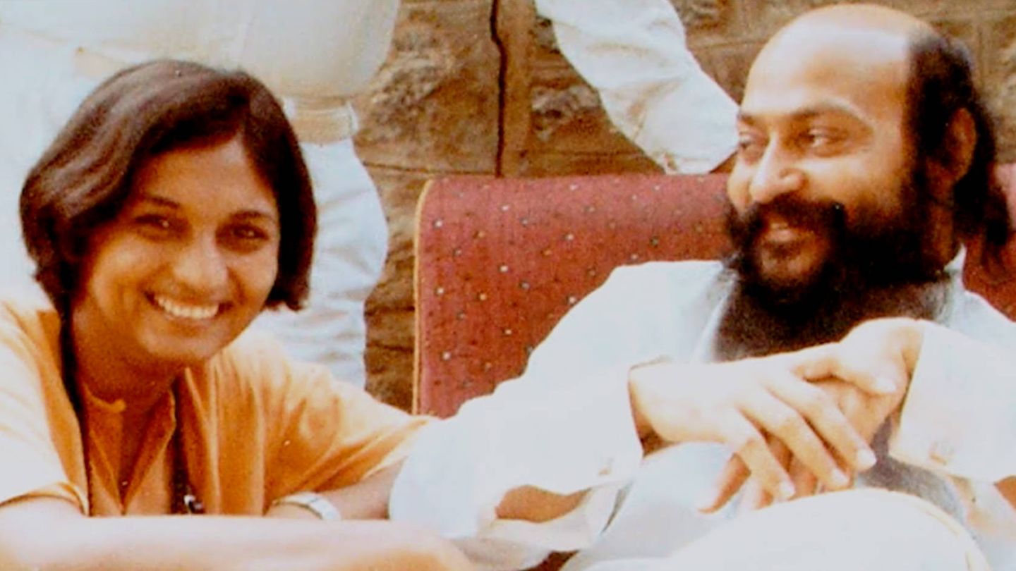 Sheela y Bhagwan en una imagen de los años 80. (Netflix)