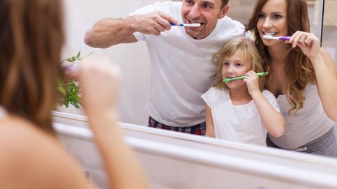 Un dentista aclara el principal error que cometes al lavarte los dientes y que provoca mal aliento