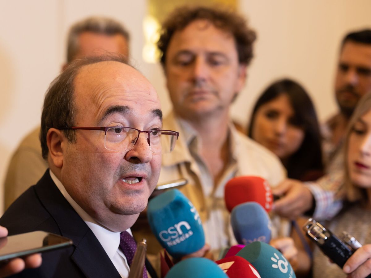 Foto: El ministro Miquel Iceta durante su intervención ante los medios en Málaga. (EFE/Carlos Díaz)