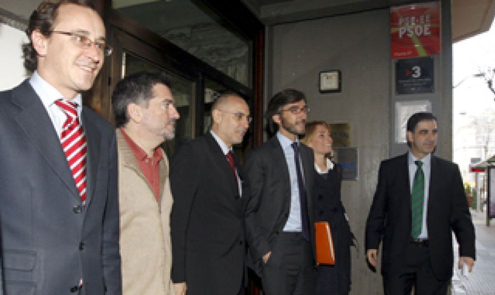 Foto: El PP entrega a Patxi López su apoyo para que presida el Gobierno vasco