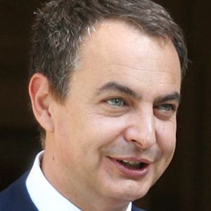 Zapatero ofrece a Otegi recibirle en Moncloa antes de fin de año para reforzar su liderazgo en Batasuna