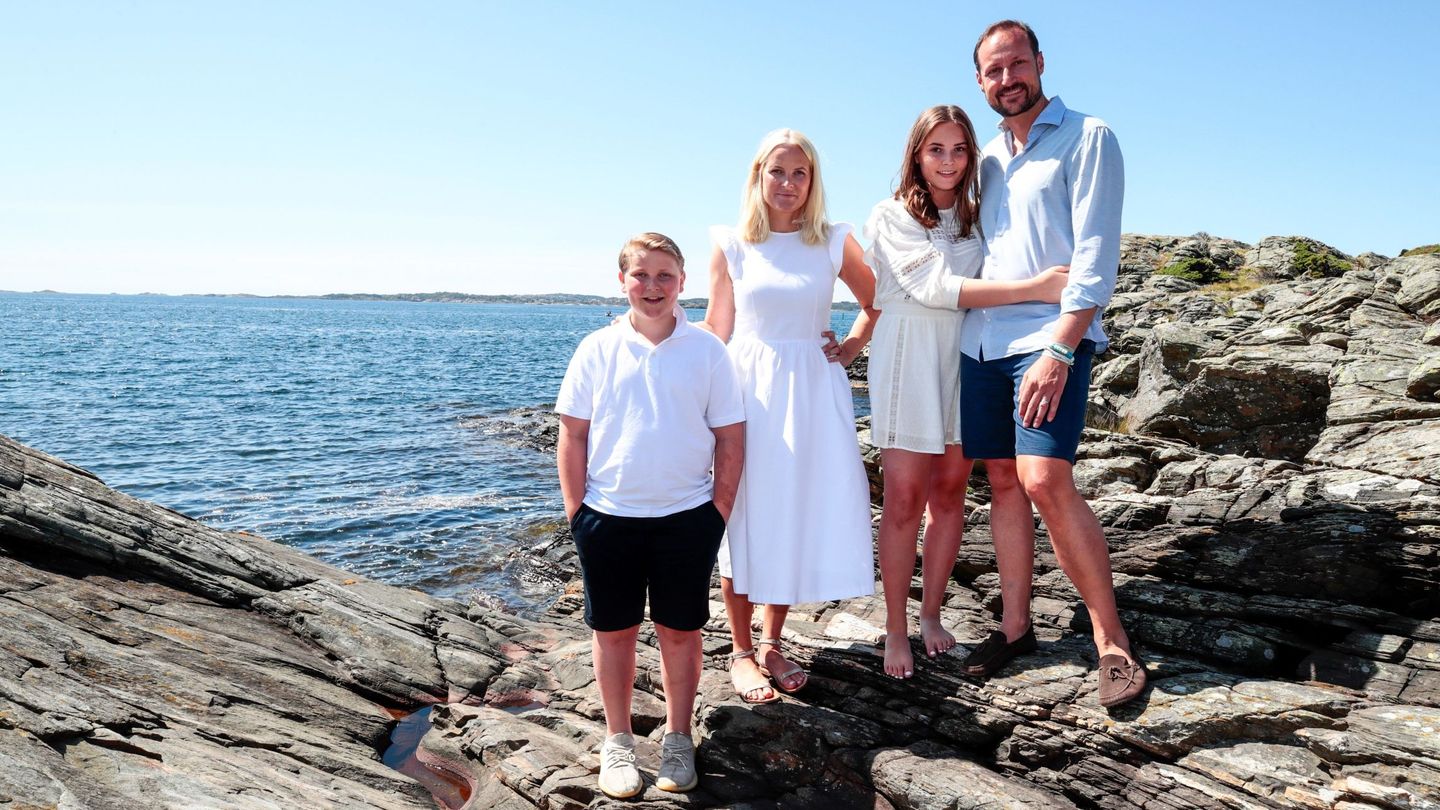 Haakon y Mette-Marit, con sus hijos el verano pasado. (EFE)