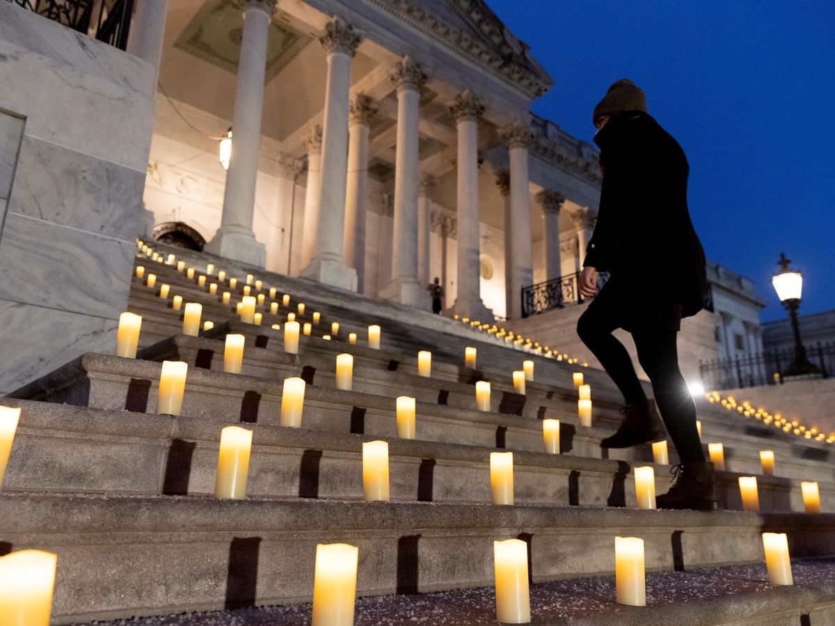 Foto: Vigilia de oración para conmemorar el primer aniversario del asalto del 6 de enero al Capitolio, en Washington, DC. (EFE/Michael Reynolds)