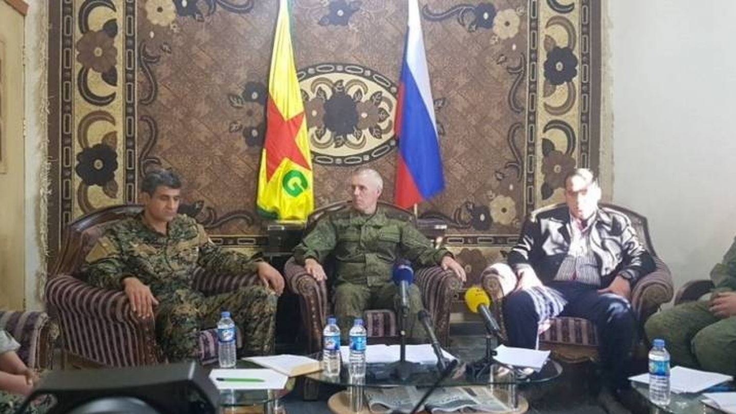 El general ruso Yevgeny Poplavsky durante su encuentro con las milicias kurdas YPG en Deir Az Zor, el pasado 3 de diciembre