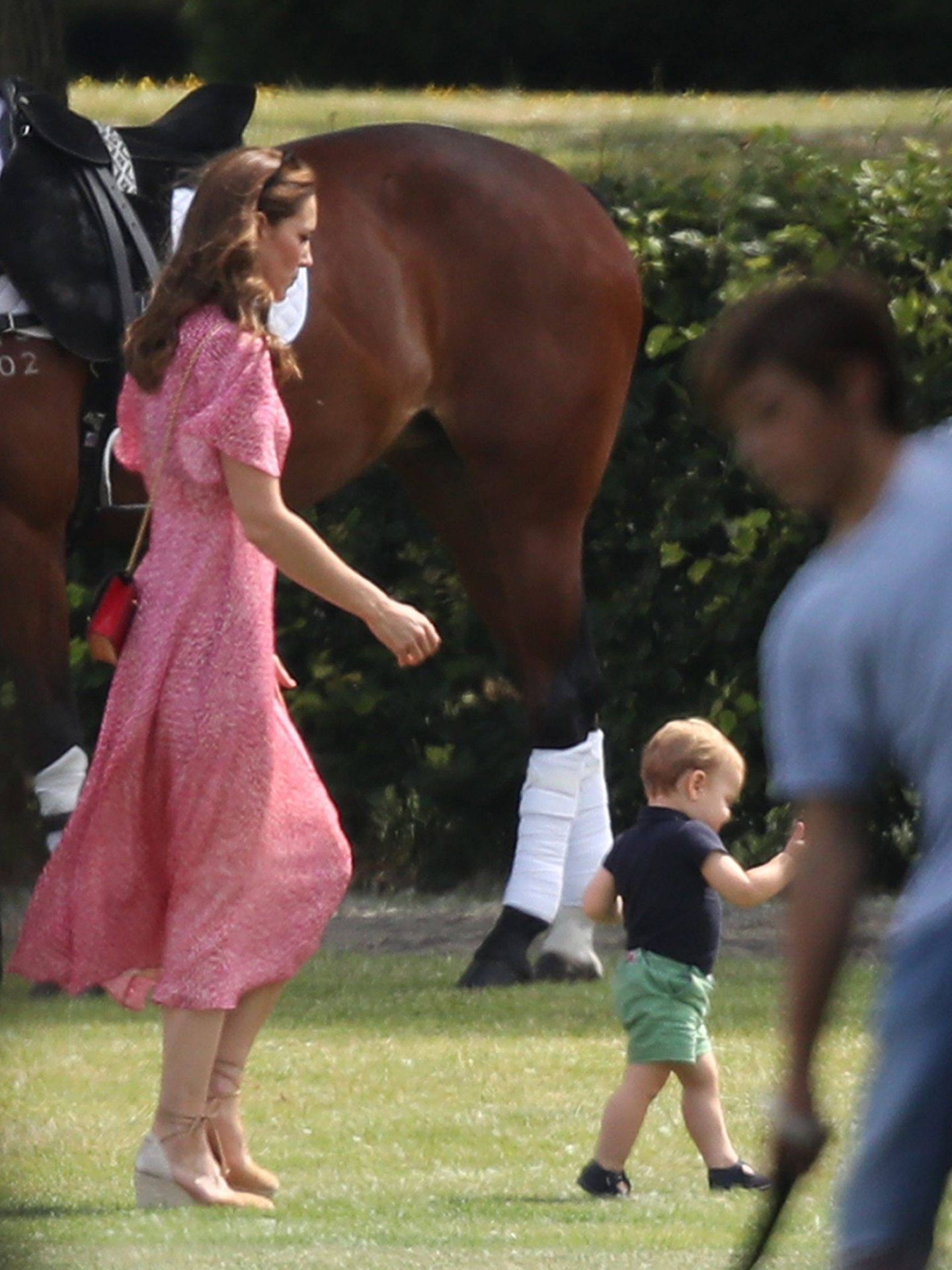 Kate Middleton tras Louis de Cambridge en el King Power Royal Charity Polo Day. (Cordon Press)