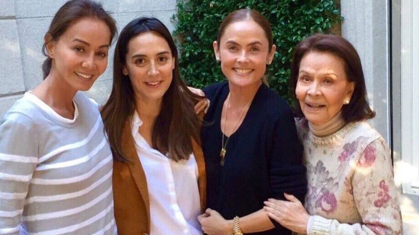 Isabel Preysler, junto a su hija Tamara Falcó, su sobrina Joanna Preysler y su madre, Betty Arrastia. (Instagram @joannapreyslermanila)