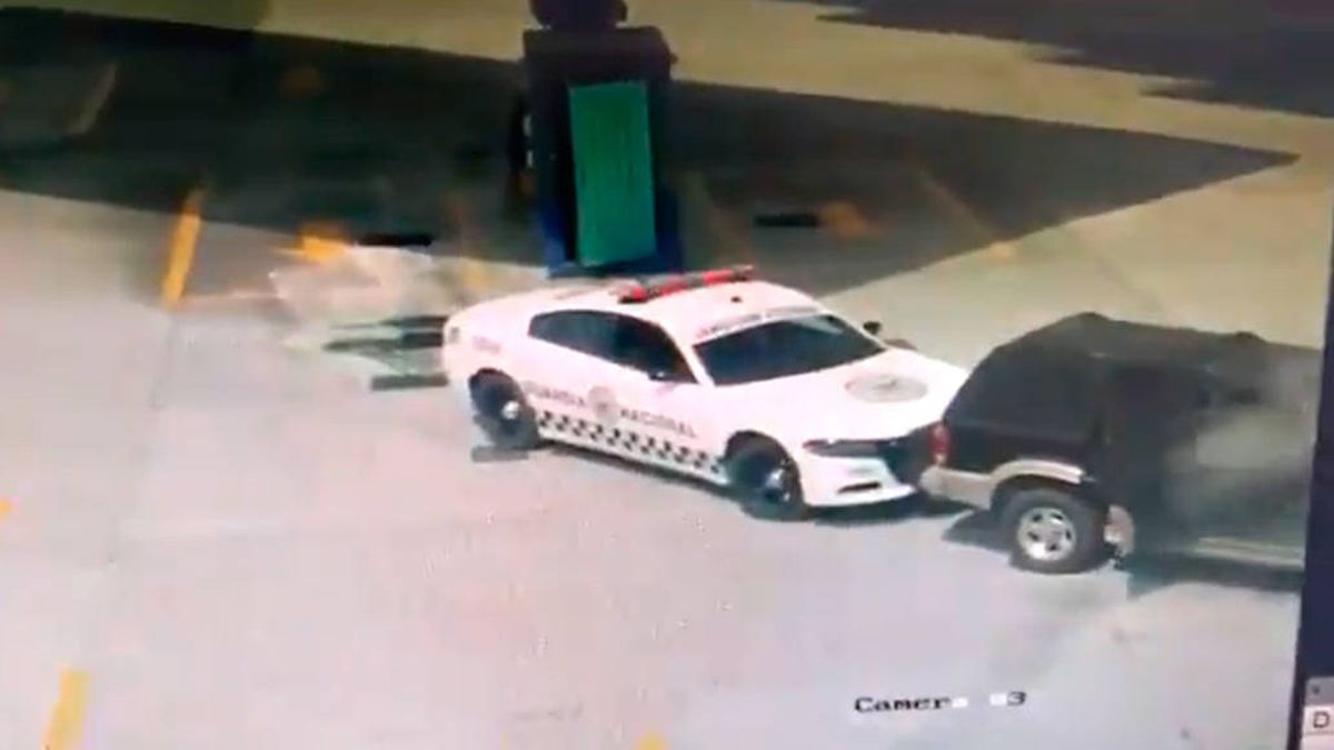 Vídeo | Se juega la vida para evitar que un coche ardiendo explote en una gasolinera