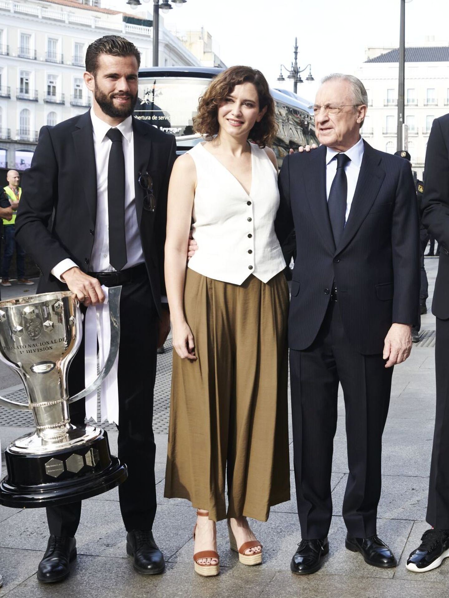 Isabel Díaz Ayuso, acompañada por Florentino Pérez, y los jugadores del Real Madrid. (EFE/Luca Piergiovanni )