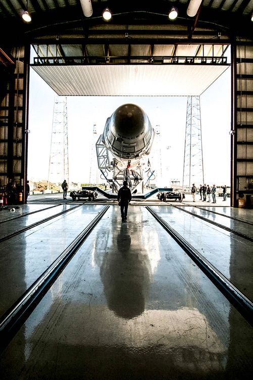 Imagen del Falcon 9, el cohete construido por SpaceX, que tiene como principal innovación la reutilización del vehículo de lanzamiento tras cada misión. 