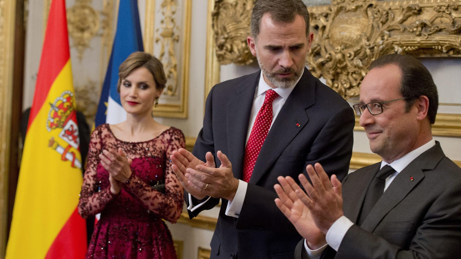 Foto: El Rey Felipe VI y Doña Letizia junto al presidente de la República Francesa, François Hollande (EFE)
