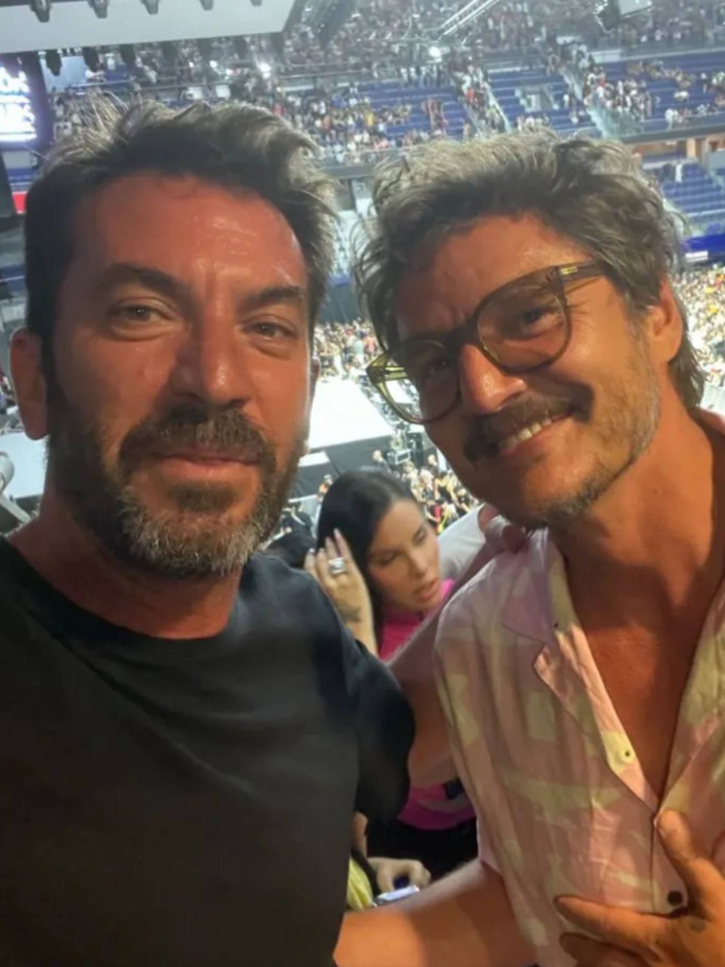 Arturo Valls, junto al actor Pedro Pascal. (Instagram/@arturovallsofficial)