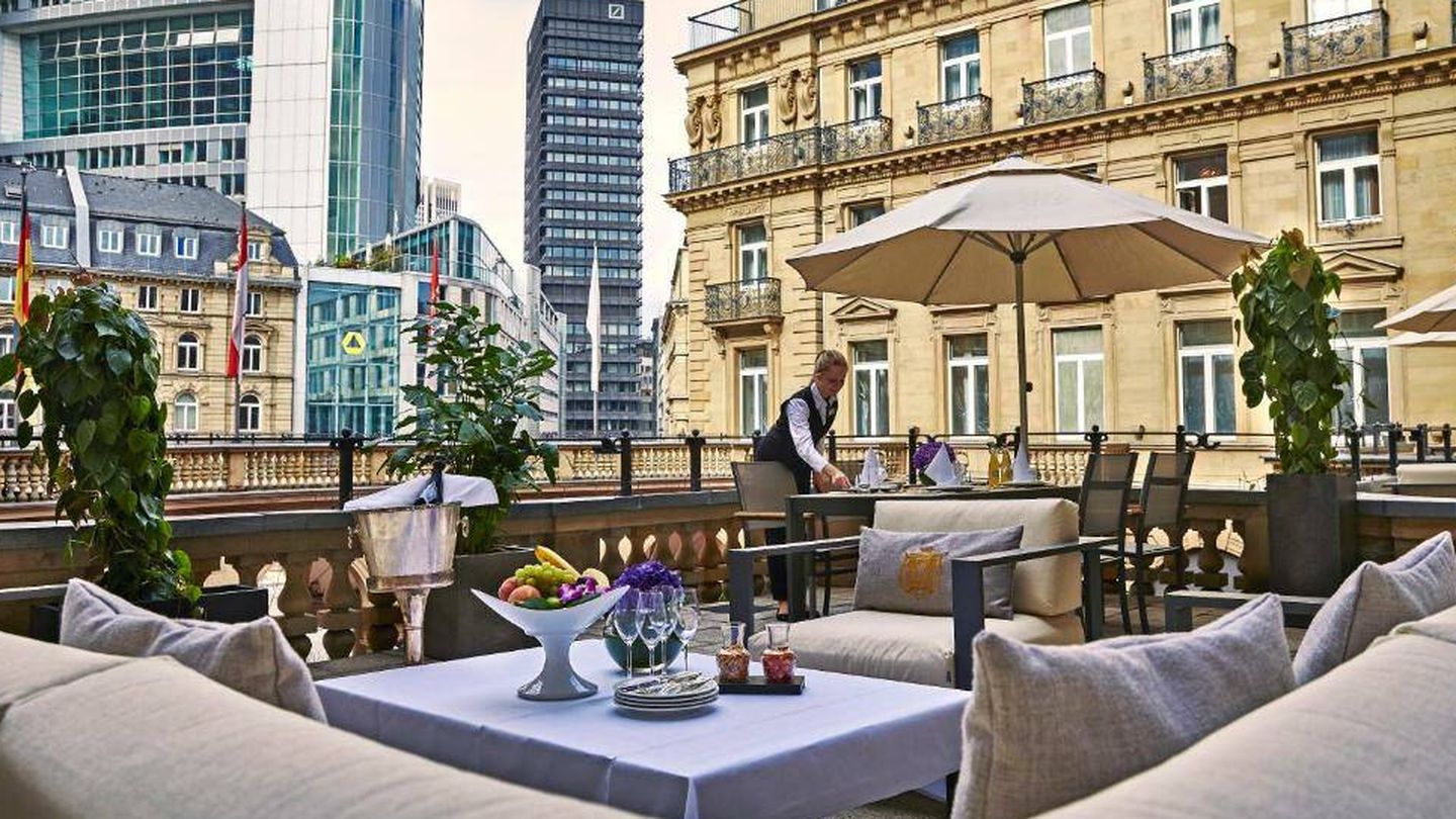 La terraza donde tomar un aperitivo al aire libre. (Steigenberger Frankfurter Hof)