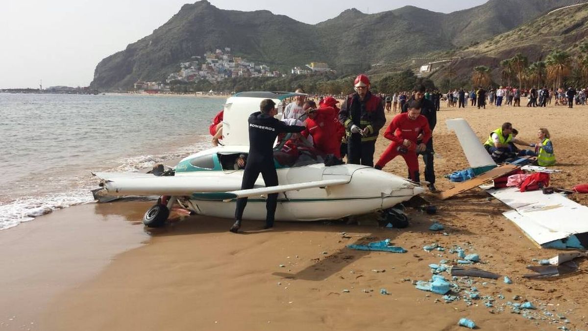 Tres ocupantes de una avioneta, heridos tras un aterrizaje forzoso en una playa Tenerife