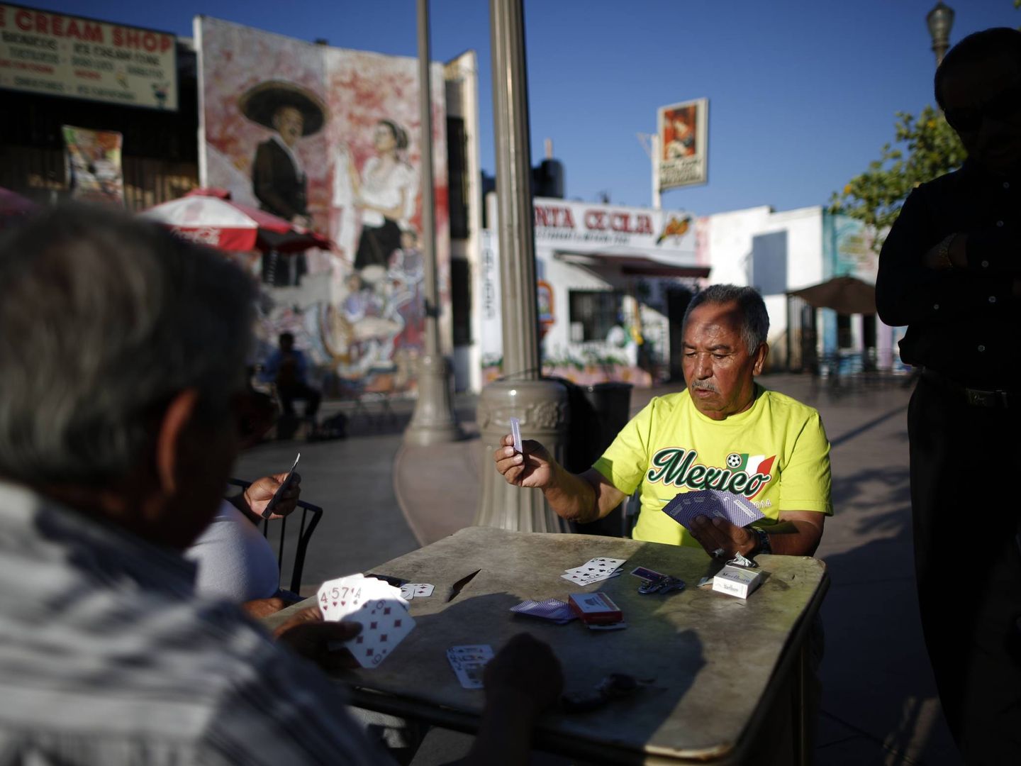 Hombres juegan a las cartas en la Plaza Mariachi, en el barrio de Boyle Heights, Los Ángeles. (Reuters)