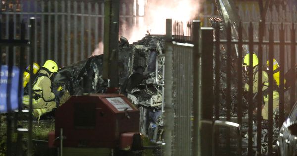 Foto: Los restos del helicóptero ardiendo tras producirse el fatal accidente. (Reuters)