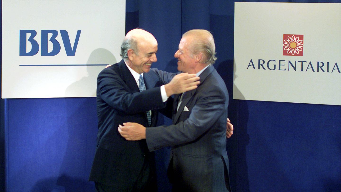 Emilio Ybarra, presidente del BBV, y Francisco González, presidente de Argentaria, tras acordar la fusión en 1999. (Reuters)