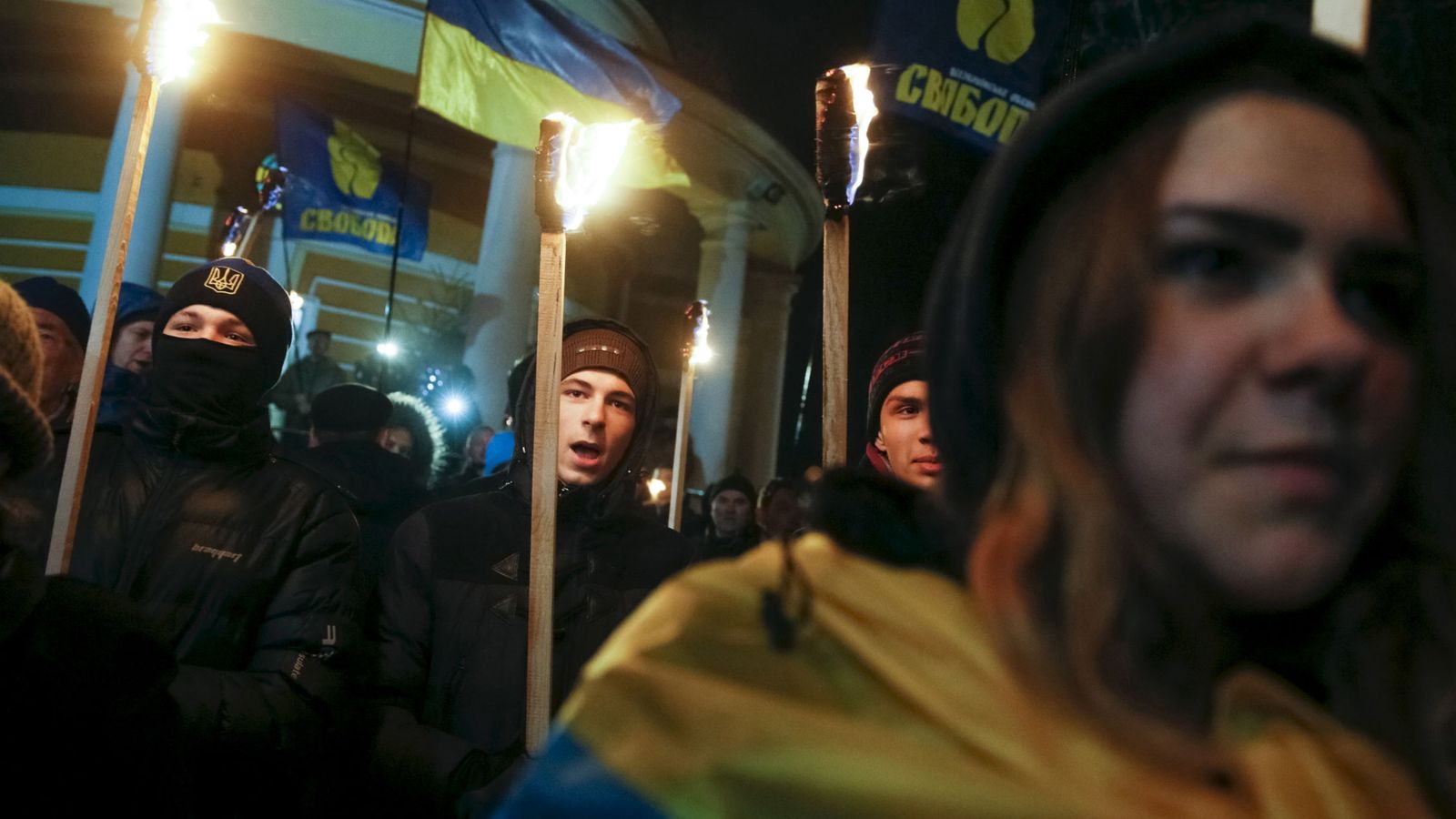 Foto: Simpatizantes y activistas del partido nacionalista Svoboda marchan en Kiev en recuerdo de un estudiante muerto en 1918, en enero de 2016 (Reuters)