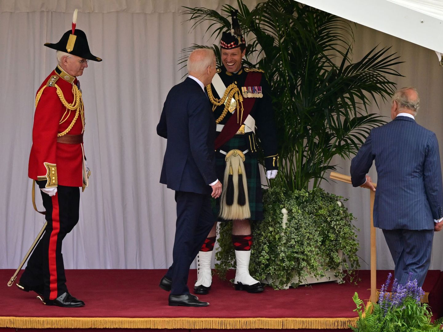 Joe Biden junto al Major Johnny en su visita a Londres en 2023. (Reuters)