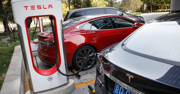 Foto: Varios vehículos eléctricos Tesla cargan en una estación en Pakín (China)