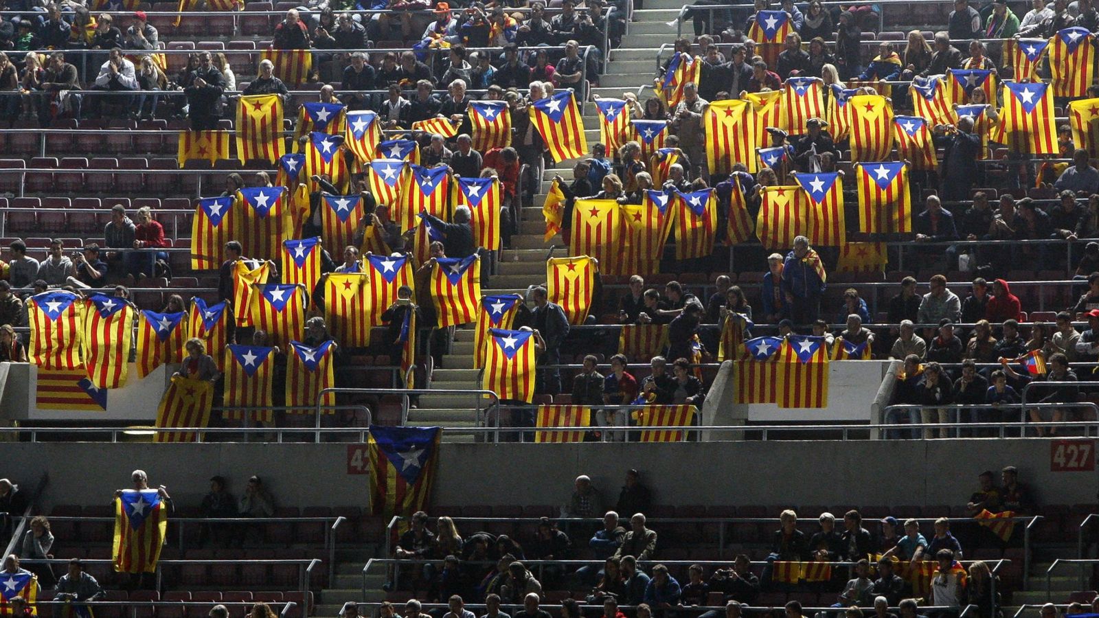 Foto: Esteladas durante un partido en el Camp Nou (Efe).