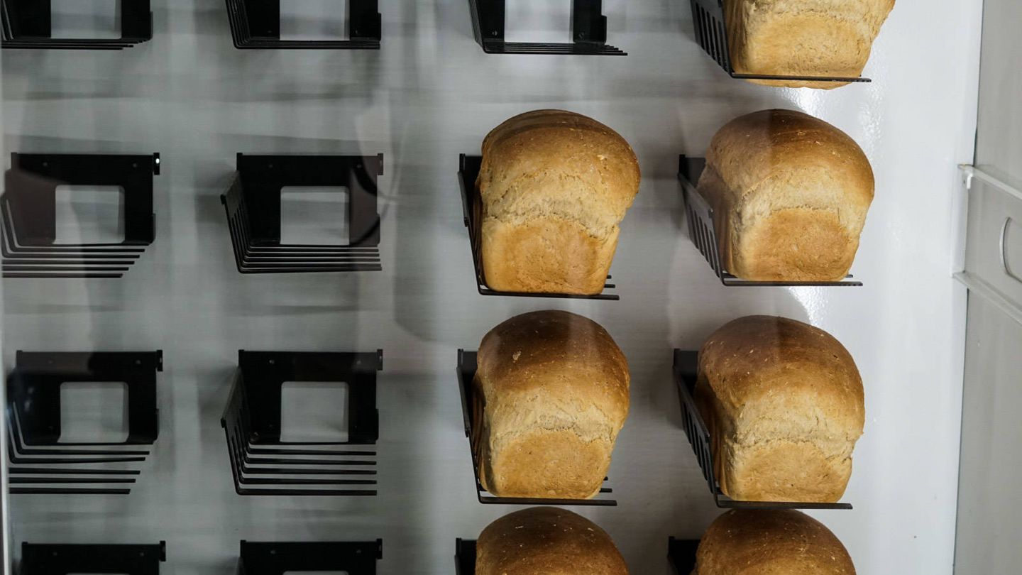 Los panes se exhiben como en un dispensador. (M. Mcloughlin)