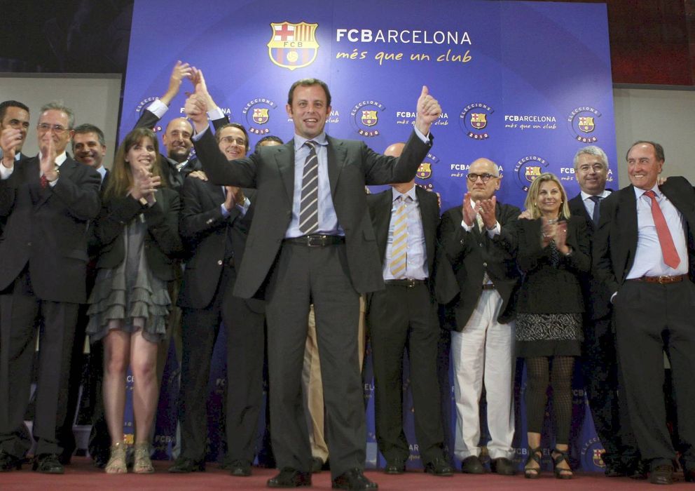 Foto: Susana Monje (3i) celebra la victoria de Sandro Rosell en las elecciones a la presidencia del FC Barcelona. (EFE)
