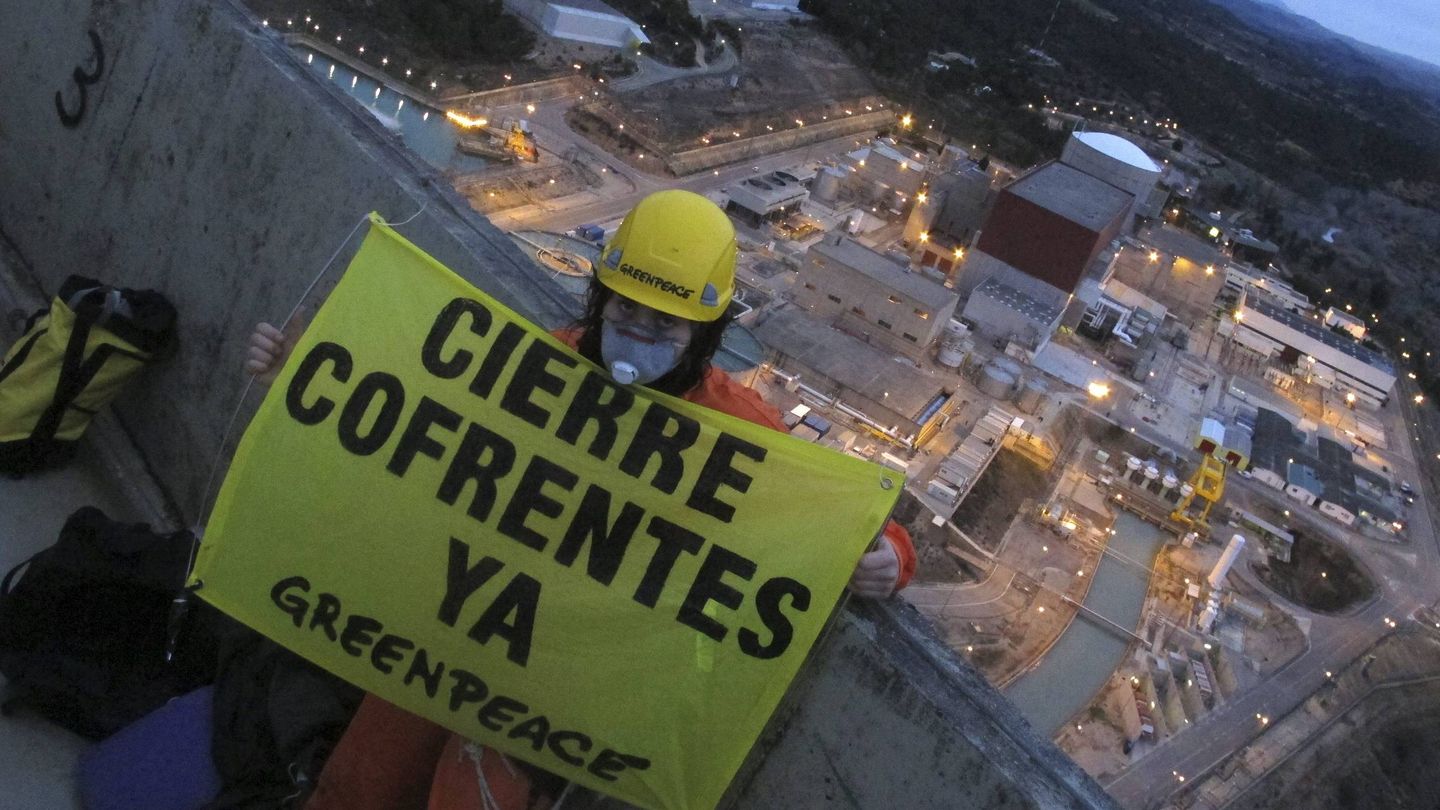 Uno de los activistas de Greenpeace, en el complejo de la central nuclear de Cofrentes. (EFE)