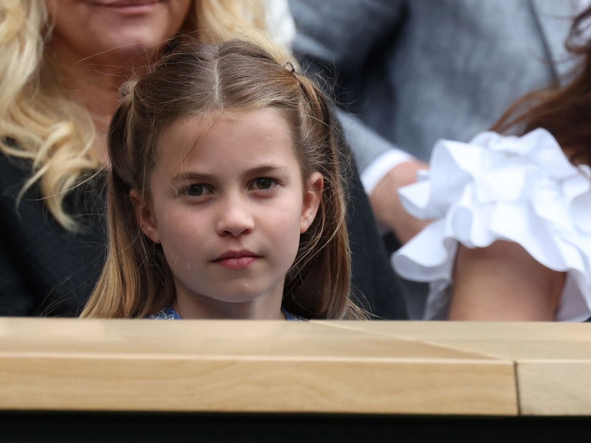 Foto: La princesa Charlotte, mientras ve un encuentro de Wimbledon. (EFE/Neil Hall)
