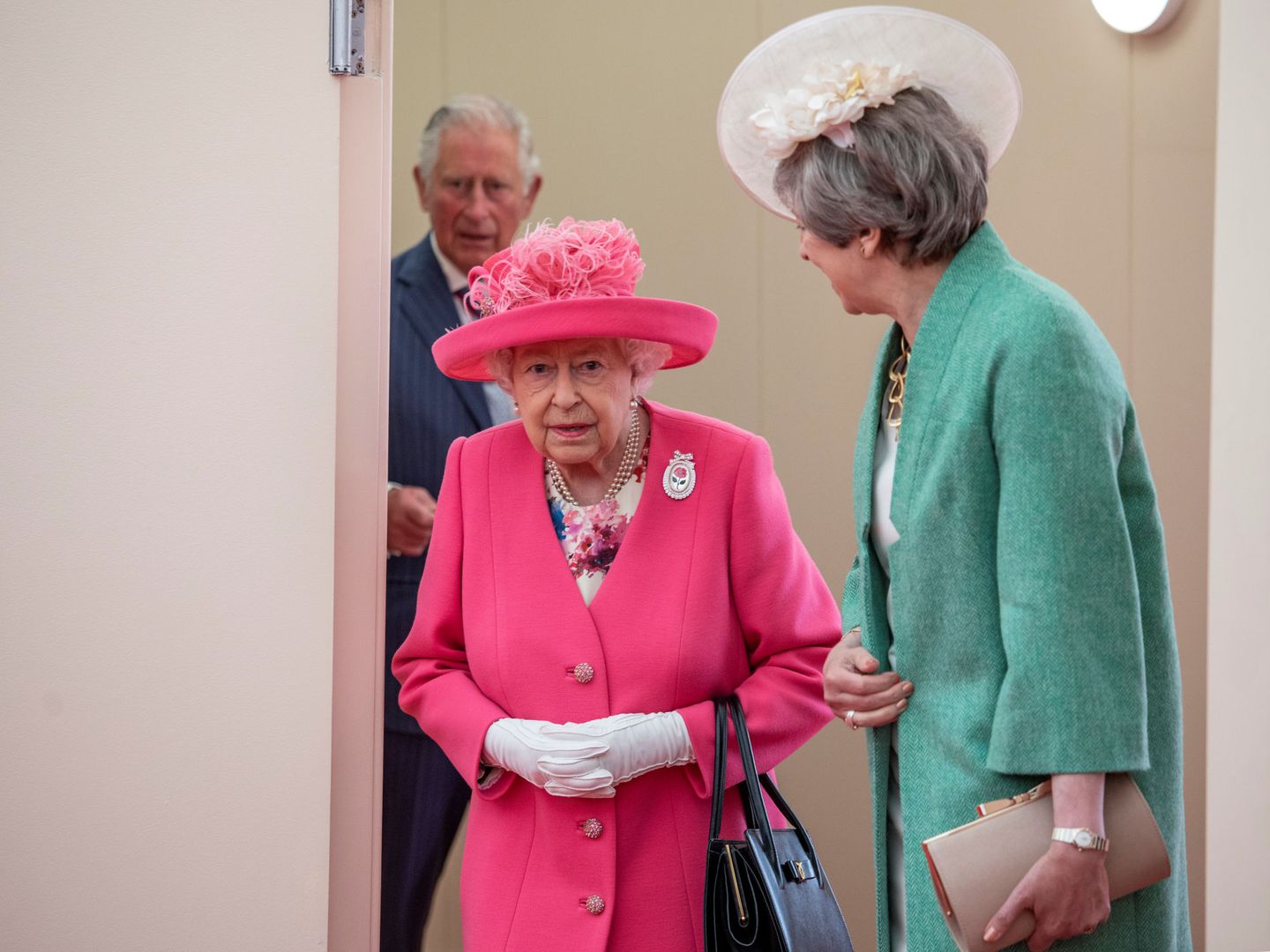 Theresa May y la reina. (Reuters)